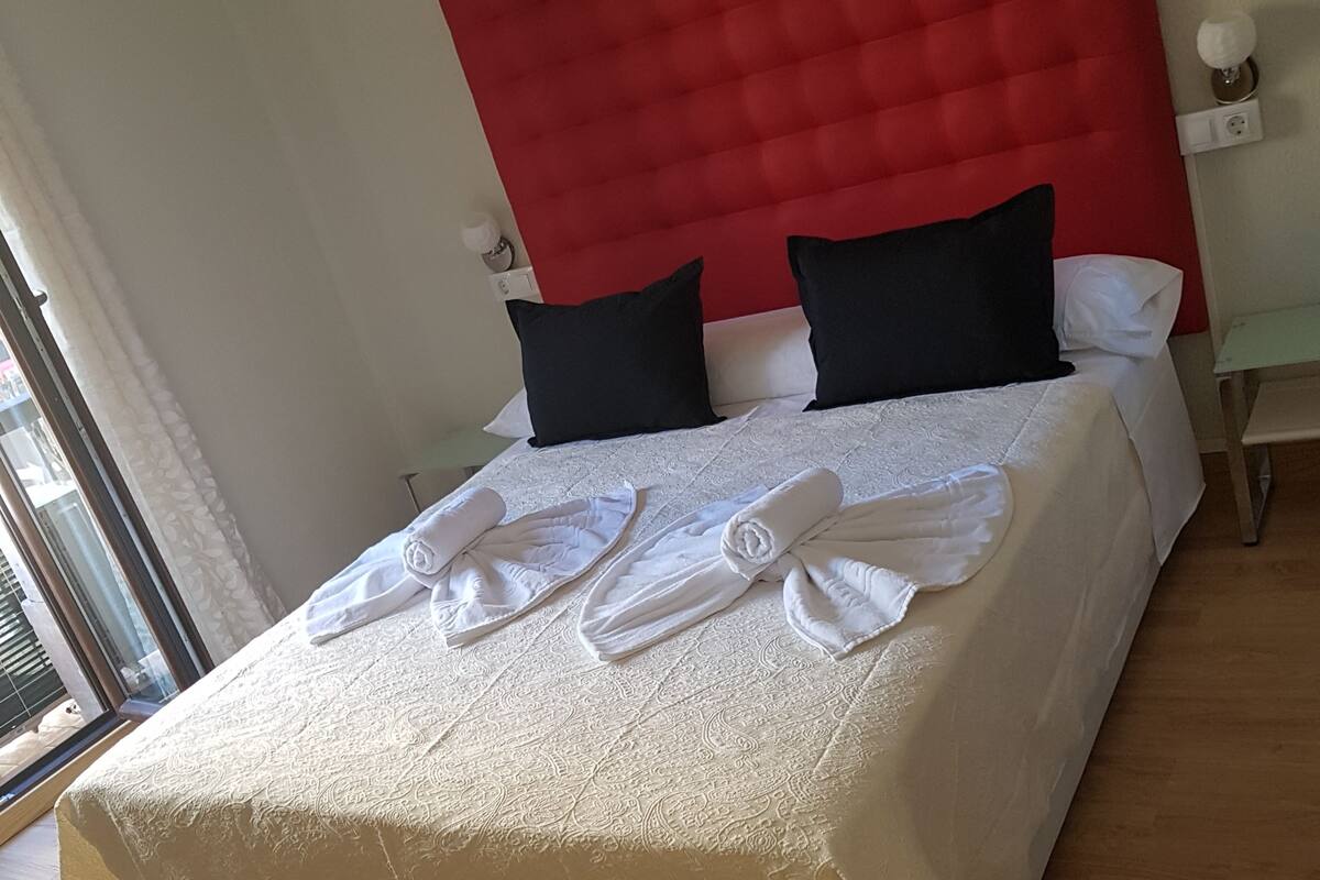 Premium bedding, desk, cots/infant beds, free WiFi