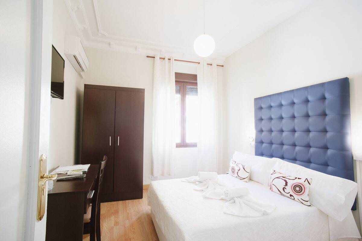 Premium bedding, desk, cots/infant beds, free WiFi