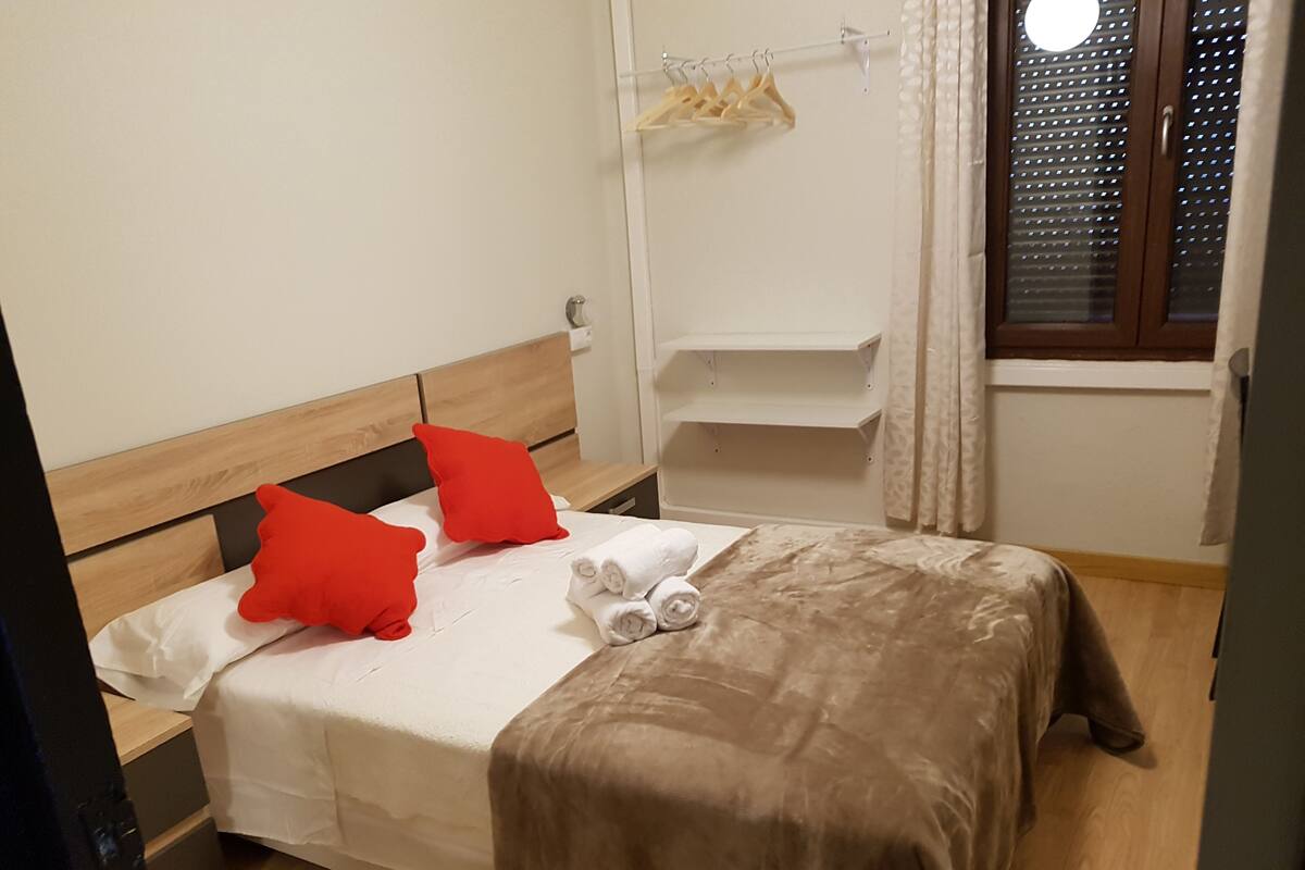 Premium bedding, desk, cots/infant beds, free WiFi