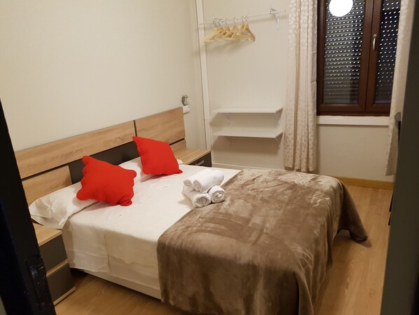 Ropa de cama de alta calidad, escritorio, cunas y wifi gratis 