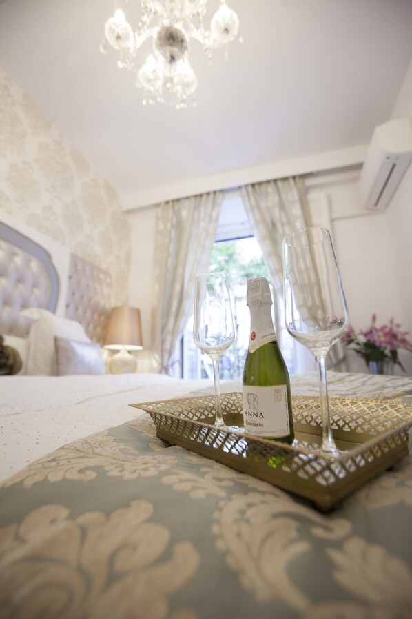 Suite, 1 King Bed | Minibar, in-room safe, desk, blackout drapes - Hostal Boutique Palace - Adults Only (Madrid)