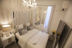 Habitació doble Deluxe | Minibar, caixa forta a l'habitació, escriptori i cortines opaques