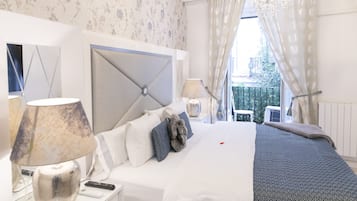 Deluxe Suite | Minibar, in-room safe, desk, blackout drapes