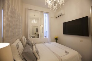 Habitació doble Deluxe | Minibar, caixa forta a l'habitació, escriptori i cortines opaques