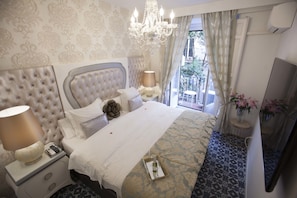 Suite, 1 King Bed | Minibar, in-room safe, desk, blackout curtains - Hostal Boutique Palace - Adults Only (Madrid)