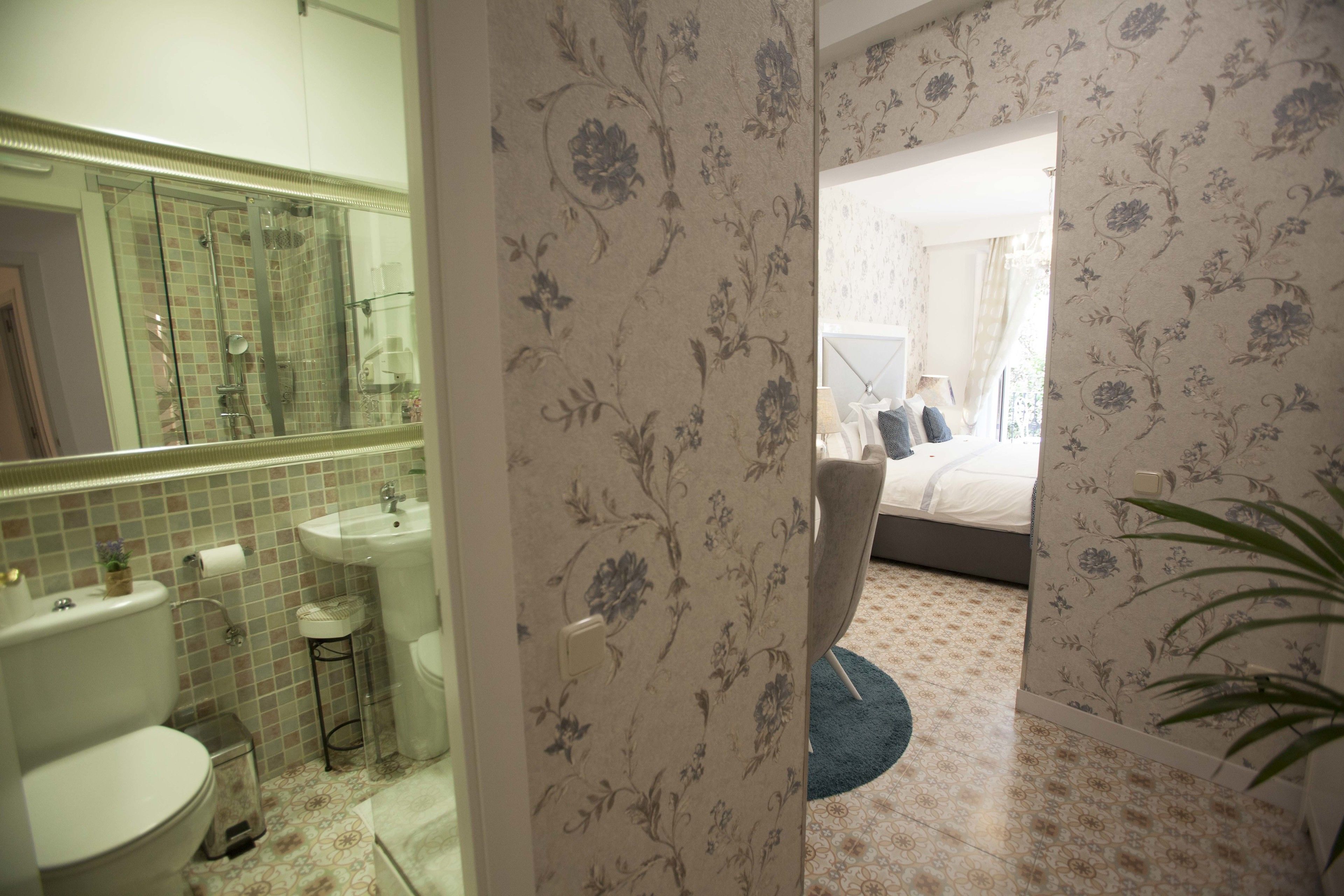 Deluxe Suite | Minibar, in-room safe, desk, blackout drapes