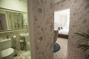 Deluxe suite | Een minibar, een kluis op de kamer, een bureau, verduisterende gordijnen