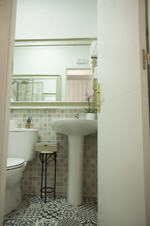 Douche, articles de toilette gratuits, sèche-cheveux