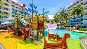 Outdoor pool, pool loungers - Palace Resort Yalong Bay Sanya (Sanya)