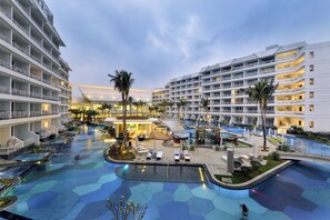Outdoor pool, pool loungers - Palace Resort Yalong Bay Sanya (Sanya)