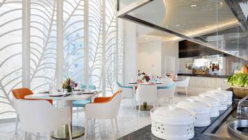 Daily buffet breakfast (CNY 238 per person)