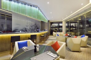 Poolside bar - Palace Resort Yalong Bay Sanya (Sanya)