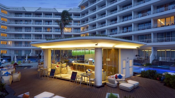 Poolside bar - Palace Resort Yalong Bay Sanya (Sanya)