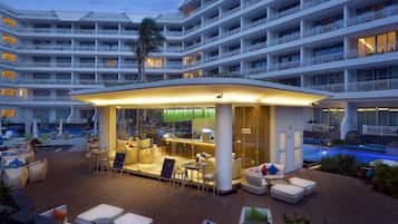Poolside bar