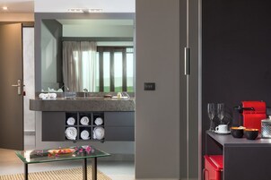 Ropa de cama de alta calidad y minibar 