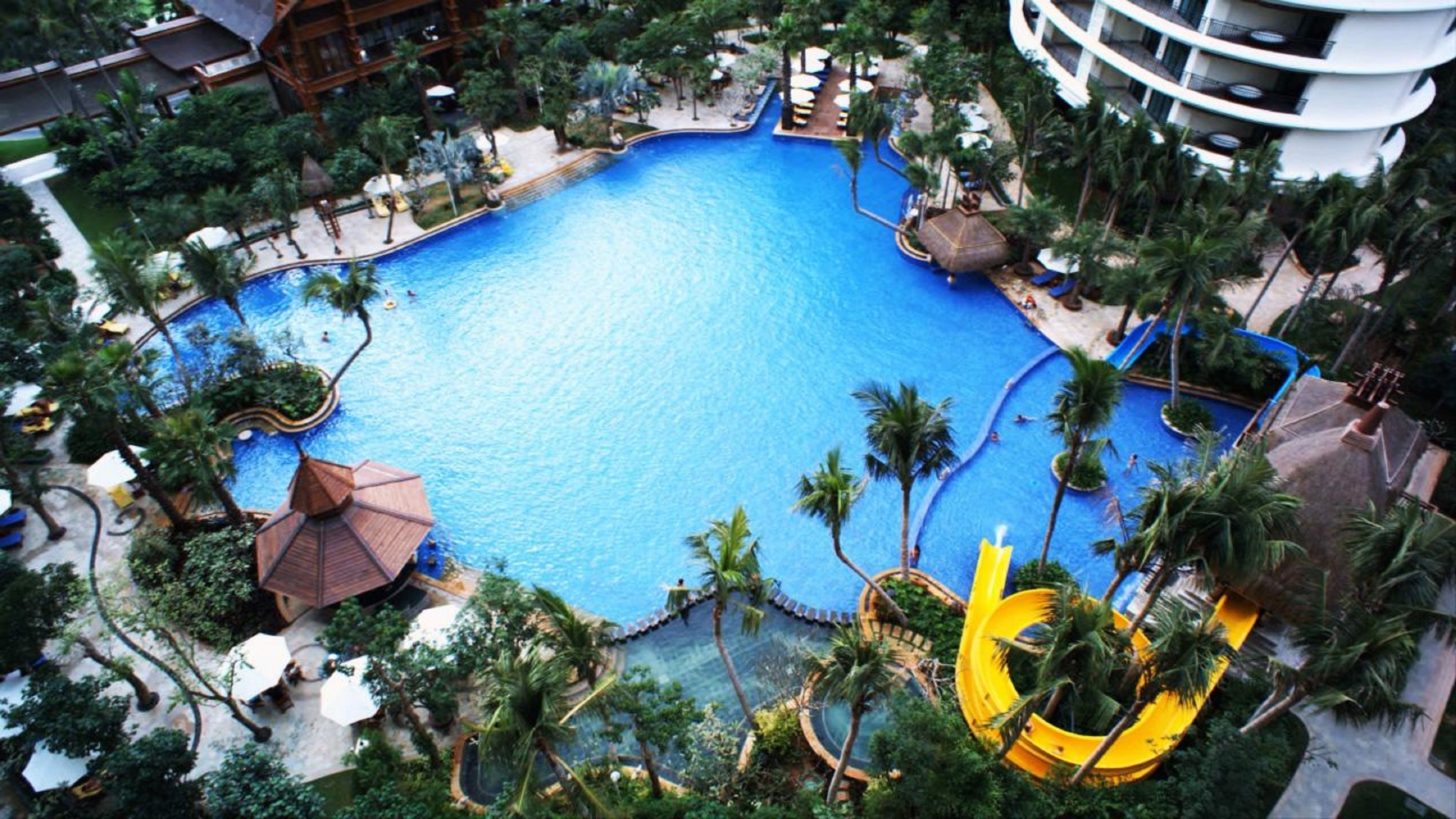 2 outdoor pools