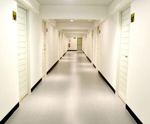 Een 32-inch flatscreentelevisie met kabelzenders en televisie