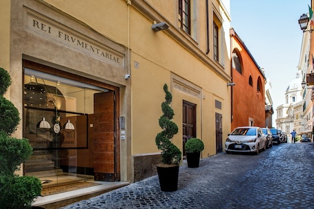 Front of property – evening/night. Relais Santa Maria Maggiore