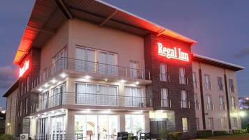 Façade de lâhĂ©bergement - soirĂ©e/nuit