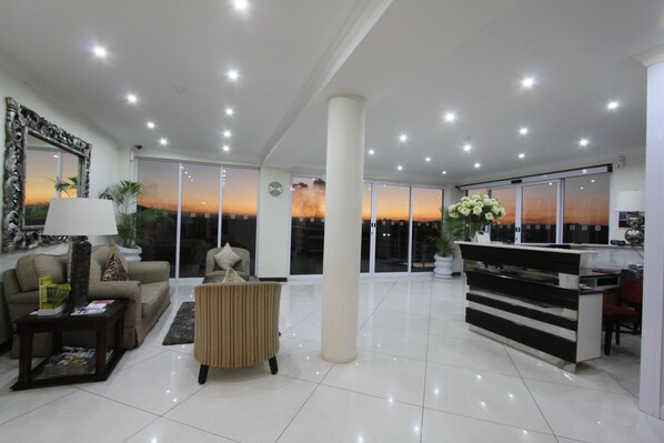 Lobby sitting area - Regal Inn Ballito (Ballito)