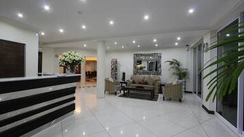 Coin salon dans le hall