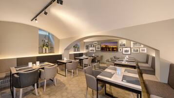 Café da manhã com buffet grátis todos os dias