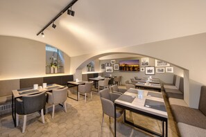 Café da manhã com buffet grátis todos os dias