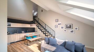 Executive Duplex, Kitchenette | Private kitchen | Fridge, microwave, coffee/tea maker, electric kettle