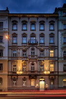 施設の正面 (日没後)