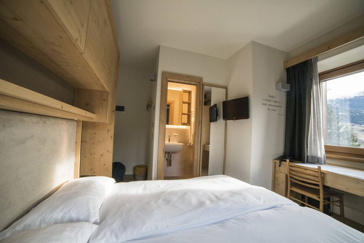 standard double or twin room, ensuite, mountain view | in-room safe, desk, free wifi