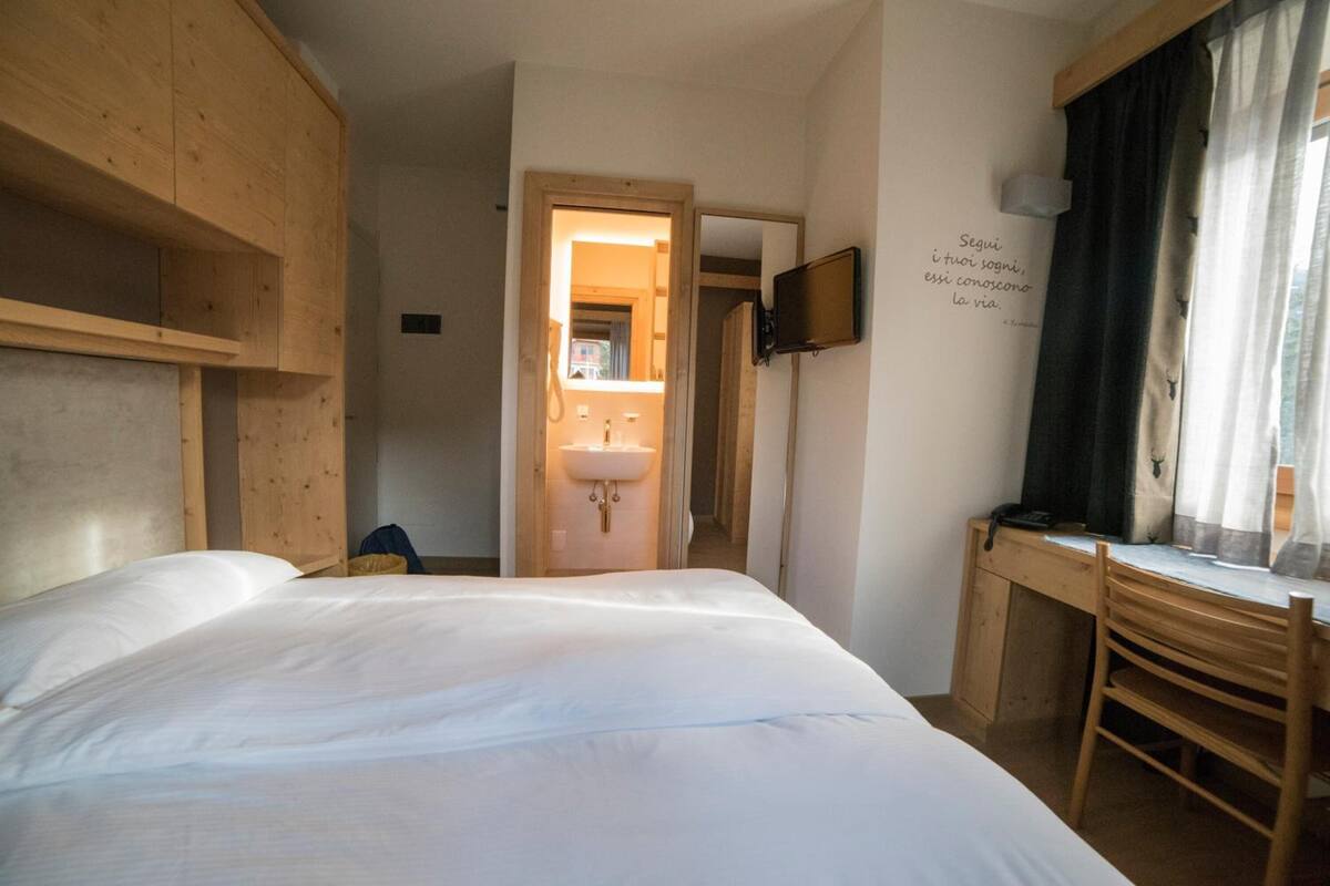 in-room safe, desk, free wifi