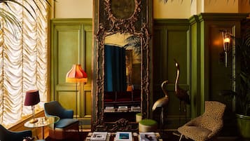 Coin salon dans le hall