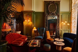 Lobby sitting area - The Siren Hotel, an Ash Hotel (Detroit)