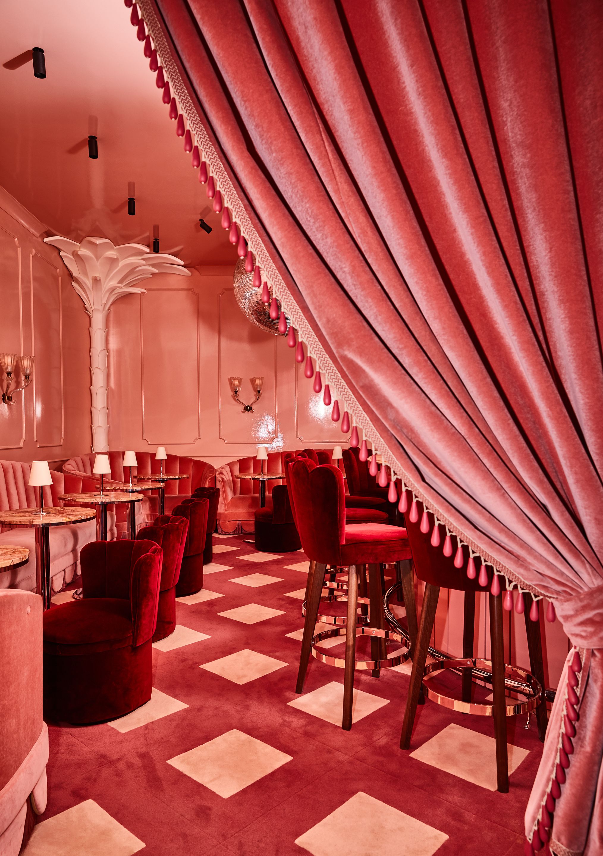 3 bares o lounges, bar de vinos, karaoke, bar de cocteles 