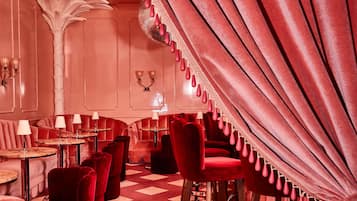 3 bares o lounges, bar de vinos, karaoke, bar de cocteles
