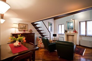 Appartamento, 1 camera da letto | Area soggiorno | TV a schermo piatto