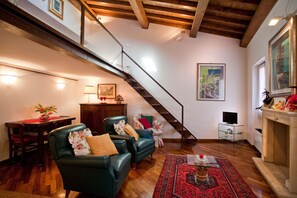 Appartamento, 1 camera da letto | Area soggiorno | TV a schermo piatto