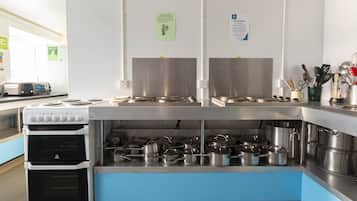 Frigorifero, microonde (su richiesta), forno, piano cottura