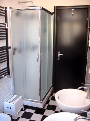 Apartamento, 2 habitaciones, balcón | Baño | Ducha, secador de pelo, bidé y toallas