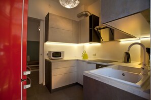 Appartement, 3 chambres | Cuisine privée | Grand réfrigérateur, micro-ondes, four, plaque de cuisson