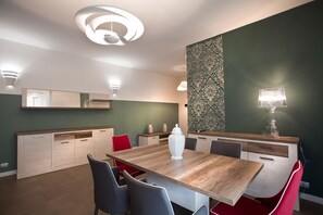 Appartement, 3 chambres | Coin séjour | Télévision à écran plat