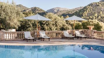 2 piscinas al aire libre, camas de piscina gratis, sombrillas