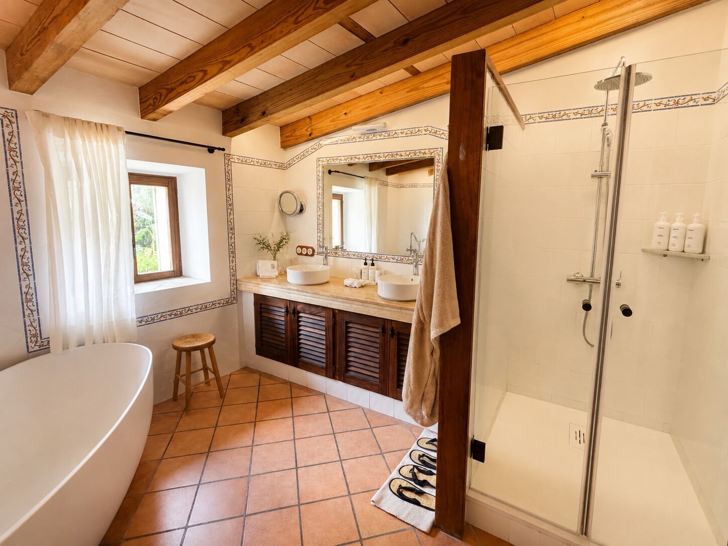 Un baño con bañera, ducha, tocador y ventana.