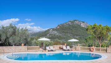 2 piscinas al aire libre, camas de piscina gratis, sombrillas