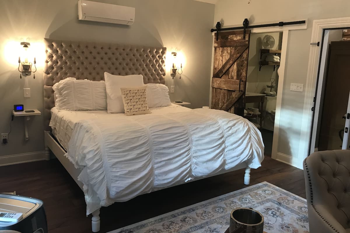 Romantic Suite, 1 King Bed, Fireplace | Egyptian cotton sheets, premium bedding, Tempur-Pedic beds, in-room safe