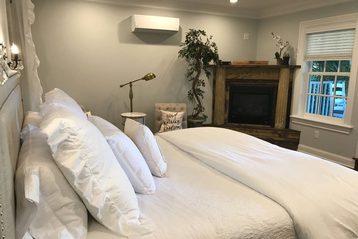 Luxury Room, 1 King Bed, Lake View (#2) | Living area
