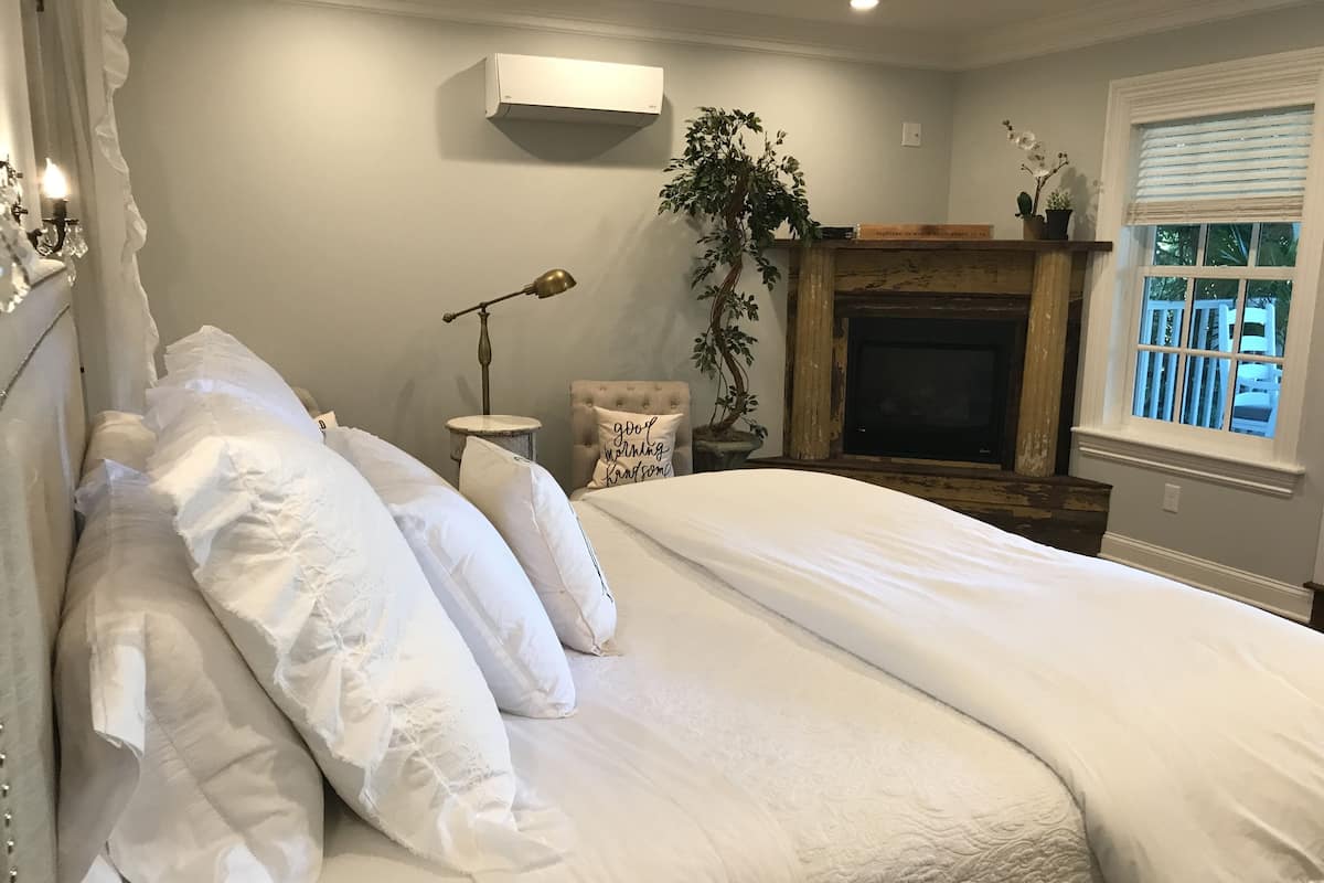 Luxury Room, 1 King Bed, Lake View (#2) | Living area