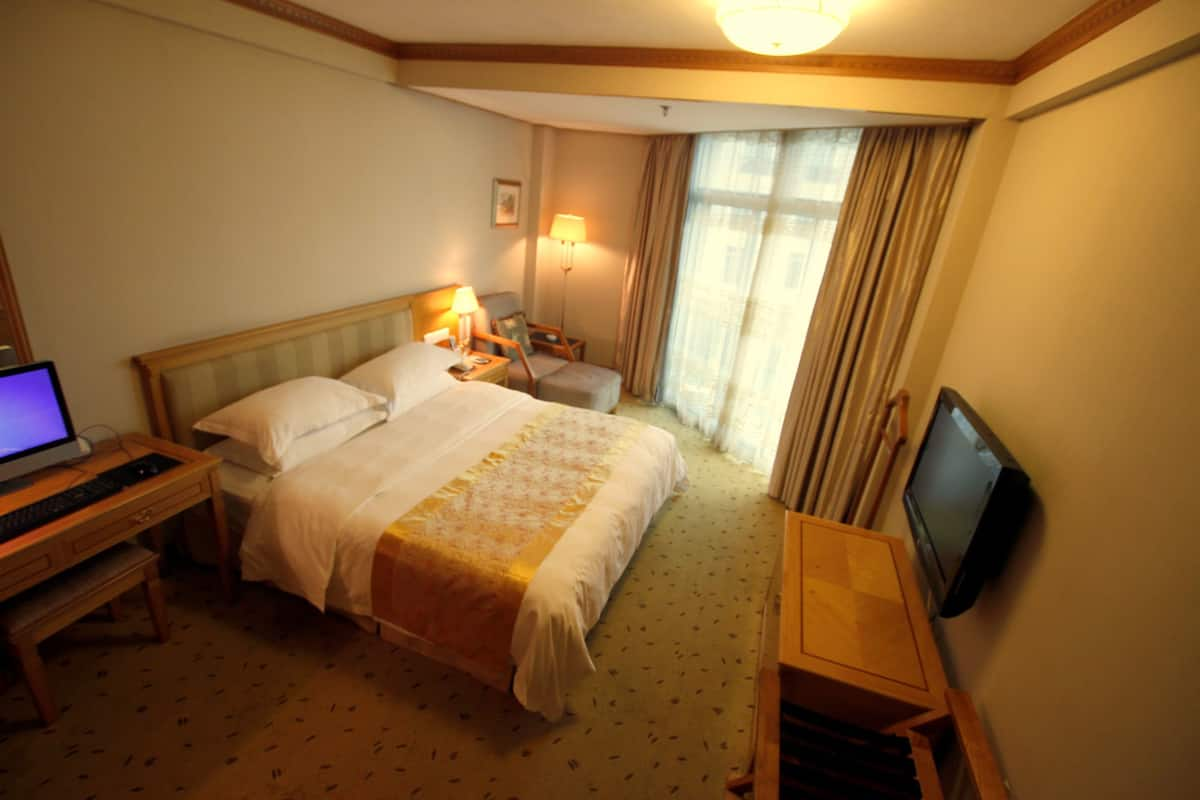 Deluxe Double Room, Beach View | 1 bedroom, premium bedding, minibar, in-room safe