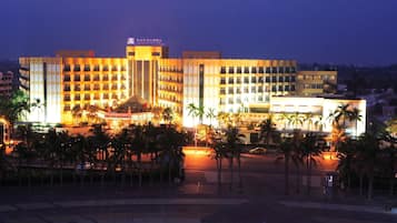 Majoituspaikan julkisivu illalla/yöllä