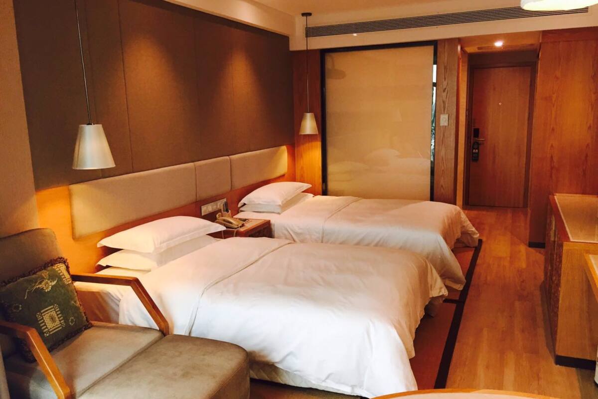 Habitación ejecutiva con 2 camas individuales, vista a la playa | 1 habitación, ropa de cama de alta calidad y minibar